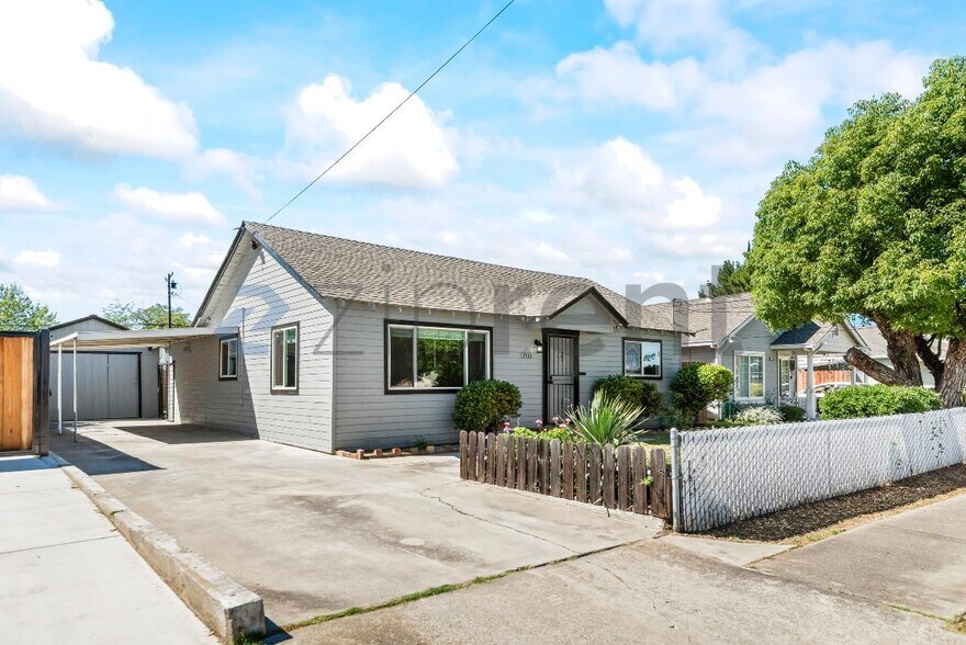 Building Photo - 2732 D St