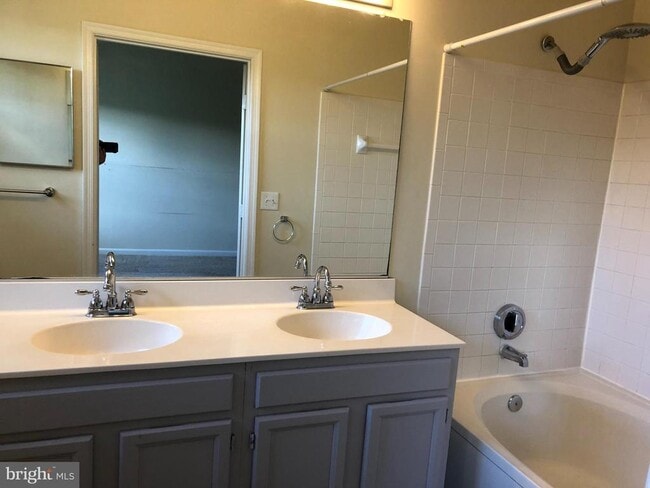 Building Photo - 203 Knollwood Ct