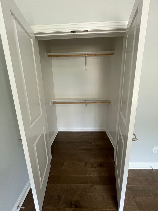 Building Photo - 2 bed/ 2 bath