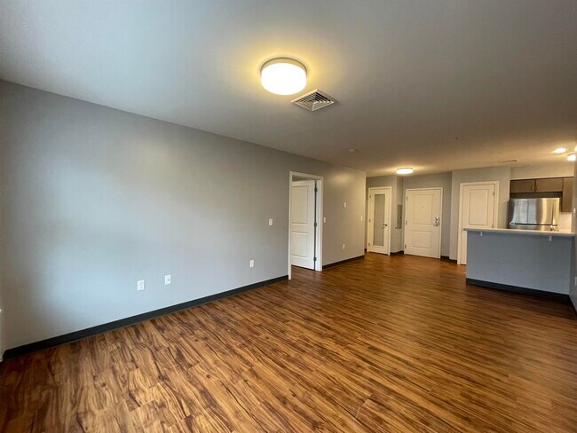 Building Photo - 15 E Ridge Dr