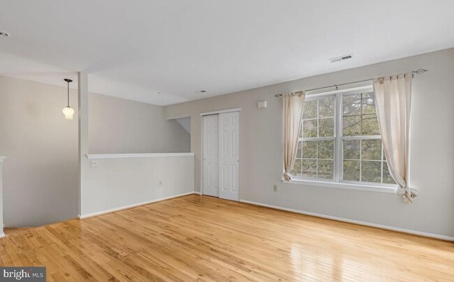 Building Photo - 1346 Chanticleer-