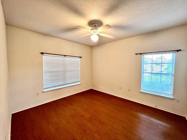 Building Photo - First floor unit!