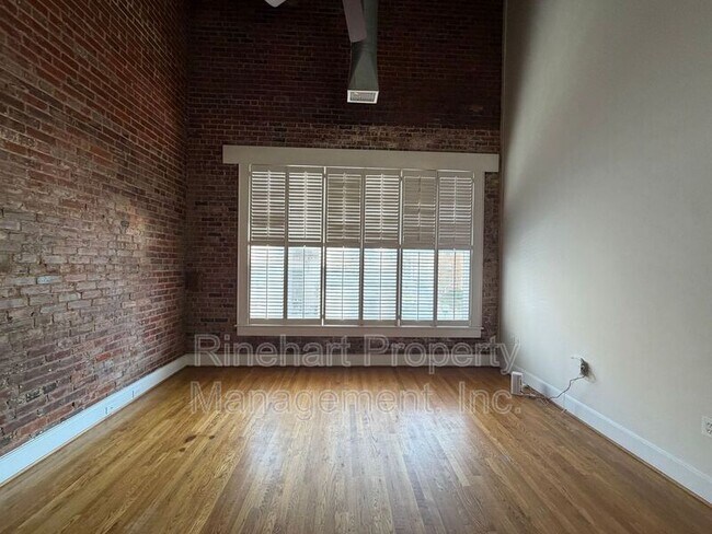 Building Photo - 212 E Main St