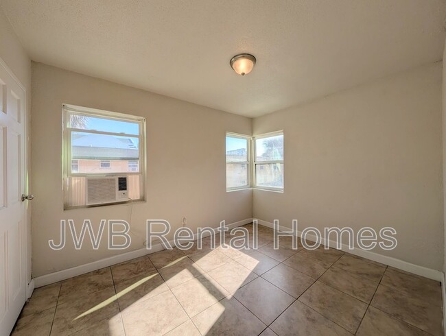 Building Photo - 222 16th Ave N