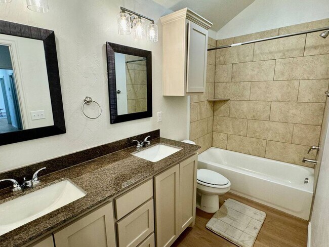 Building Photo - New Modern 2BR/2BA Duplex | Fully Furnished | Pet-Friendly