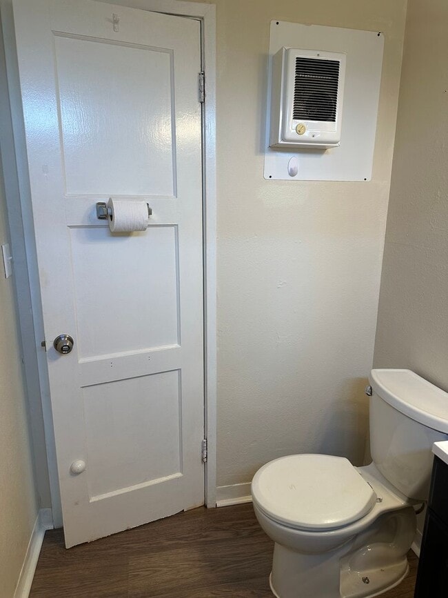 Building Photo - Charming 2 bed 1 bath house in a great nei...
