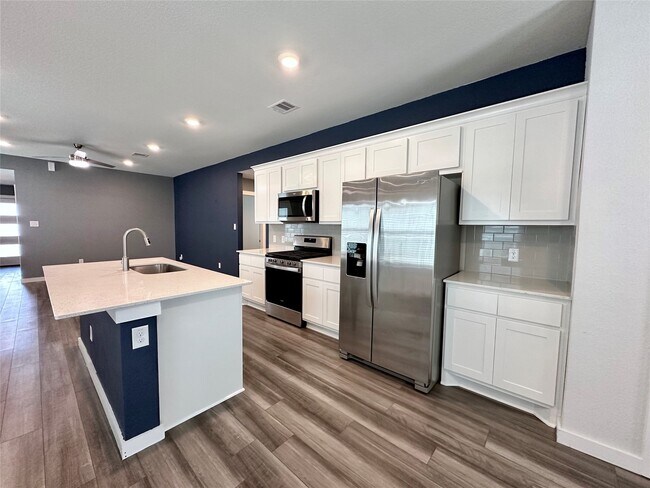 Building Photo - 1118 Amistad Lp