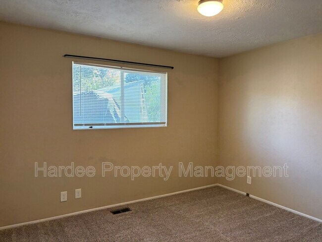 Building Photo - 1109 W Dundee St