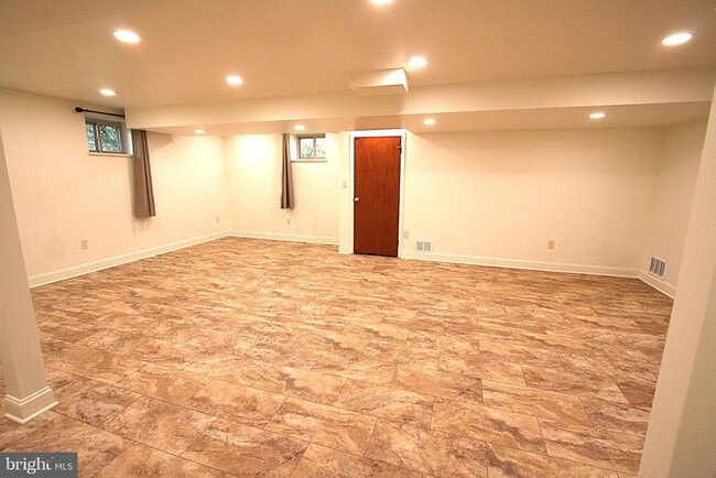 Building Photo - 10104 Towhee Ave