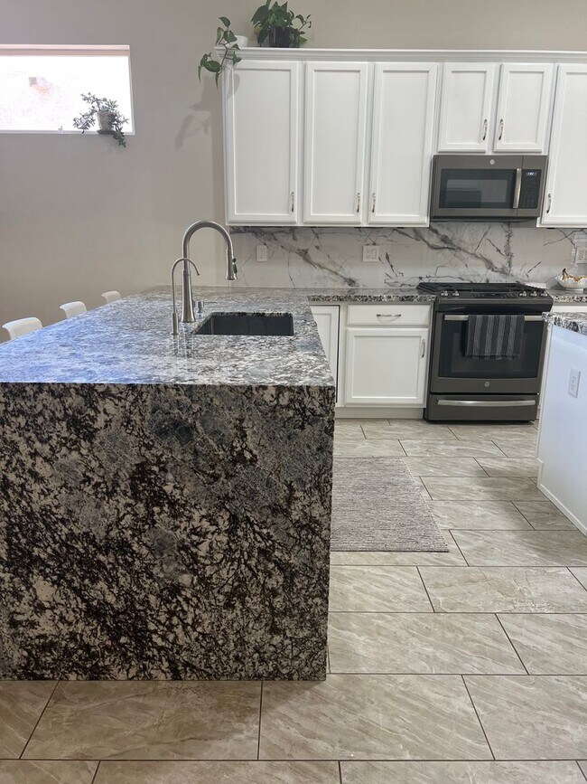 Building Photo - Gorgeous Northwest 3 Bedroom!