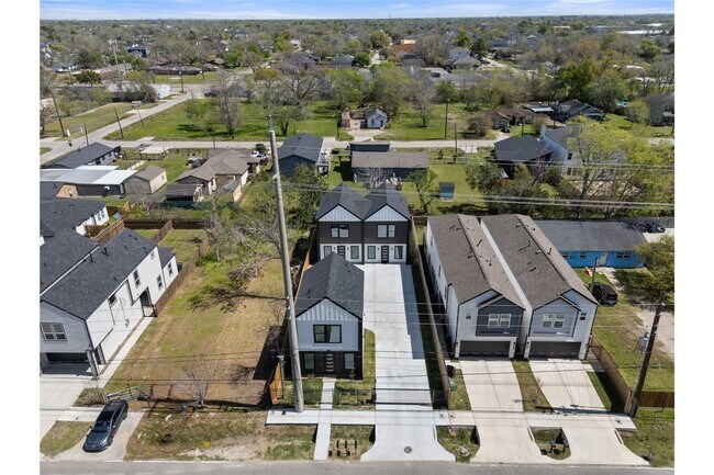 Building Photo - 9019 Comal St