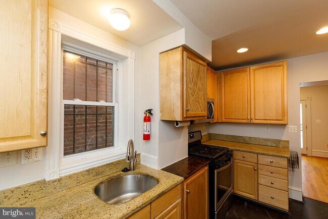 Building Photo - 809 Kentucky Ave SE