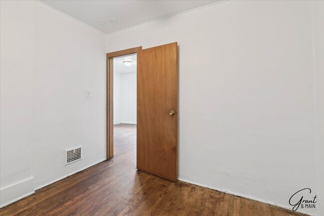 Building Photo - 3 bedroom - 1 bath  $1200/month