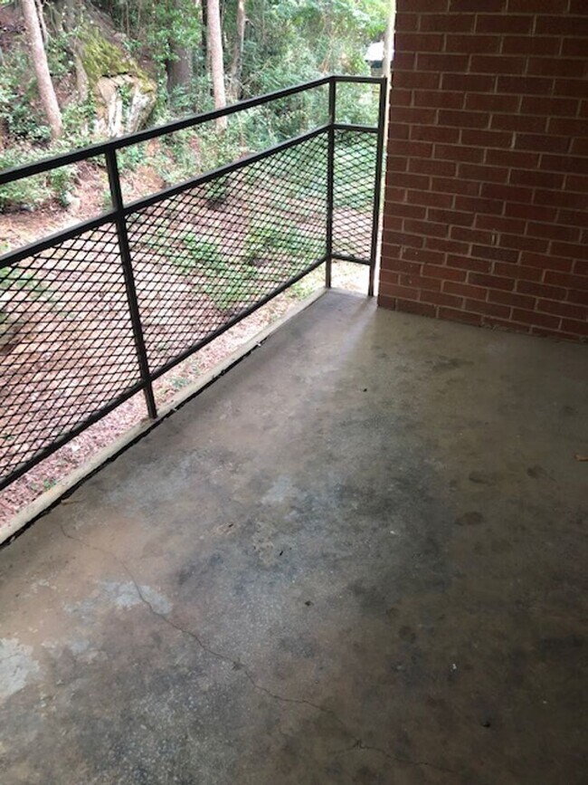 Building Photo - 2 Bed 1 Bath Apartment in Gated Community with Pool!