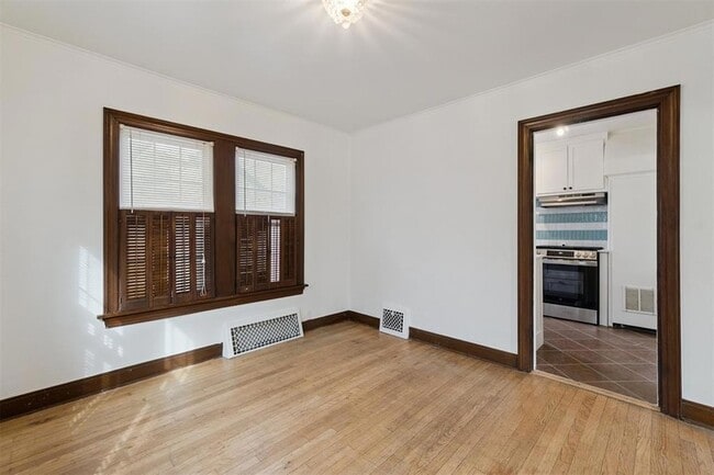 Building Photo - 1905 N Brauer Ave