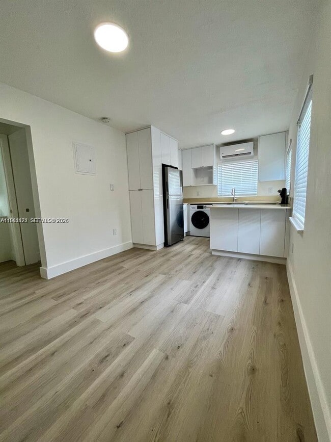 Building Photo - 833 W 39th St