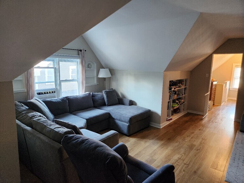 Building Photo - 316 S Grove Ave