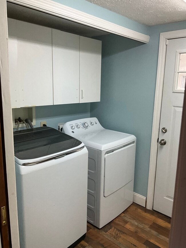 Building Photo - Spacious 3bed 3 bath Split-Level in Bethel...