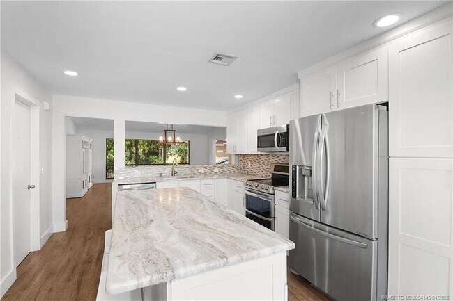 Building Photo - 2225 SW Creekside Dr