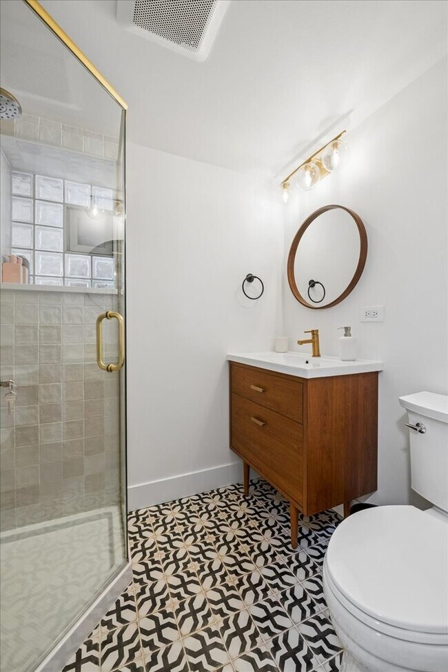 Building Photo - 4912 N Winchester Ave