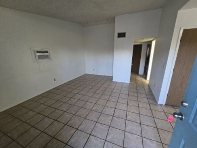 Building Photo - TRIPLEX 2BD/1BA COMING SOON!!! SPACIOUS BACKYARD!!