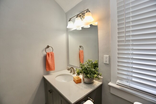 Building Photo - Updated & Ready 09-19-25! Pet Friendly - F...