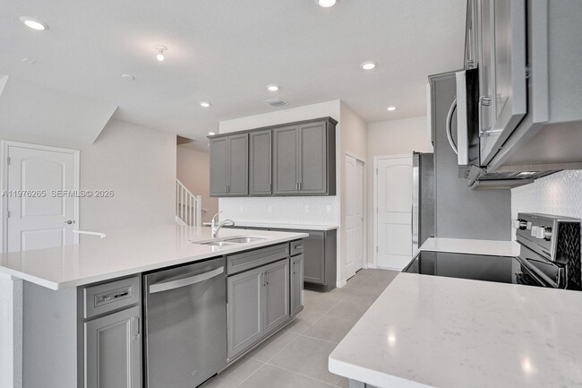 Building Photo - 2202 Appleton Cir S