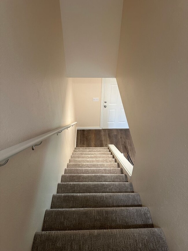 Building Photo - Beautifully updated 3 bedroom 1.5 bath dup...