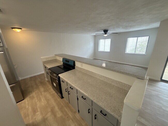 Building Photo - 2 Bedroom 2 1/2 bath in the Lakes Townhome Community! Complete Remodel!