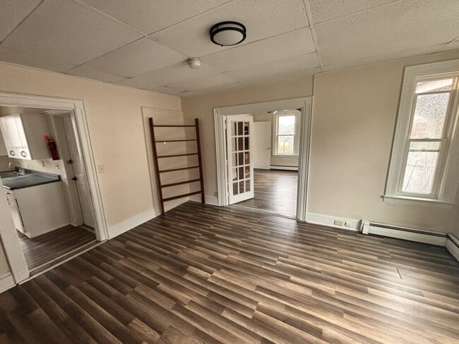 Building Photo - No more commute!  Walk to BIW and Downtown Bath – Renovated 3BR Apartment with Parking!