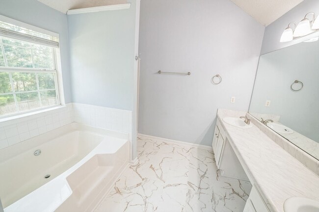 Building Photo - Spacious 5BR House in Fairburn