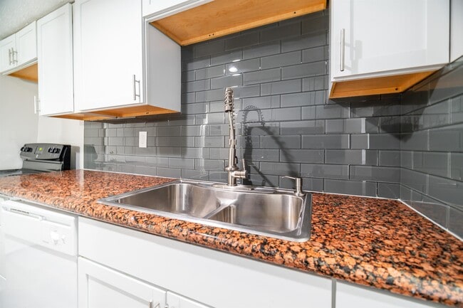 Building Photo - 465 Brehl Ave