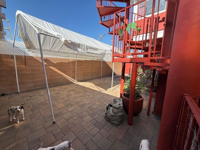 Building Photo - 4 bed 3 bath plus 2 Extra Bonus Rooms with full bathroom in the back yard