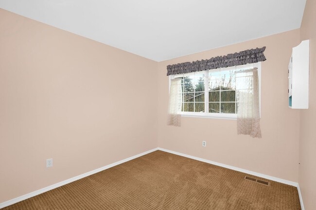 Building Photo - Sunny 5 Bedroom Home with 3 Car Garage in Quiet Neighborhood