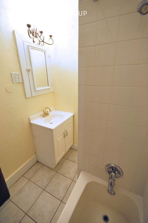 Building Photo - 2074-2078 Summit Street-2078 Summit Street- 4 bedroom