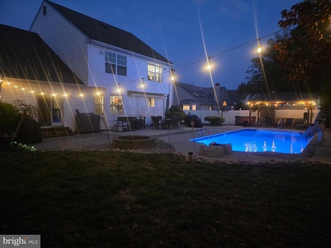 Building Photo - 138 Persimmon St