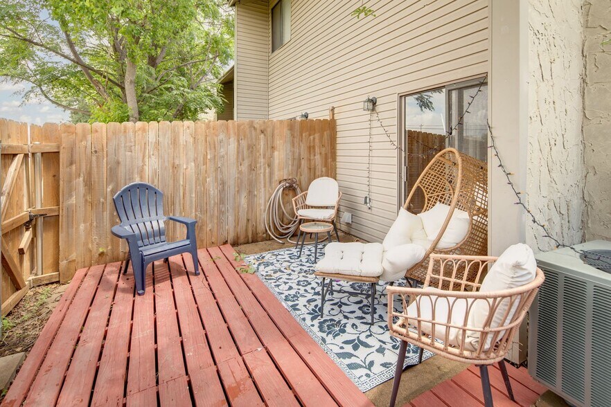 Building Photo - JUNE MOVE IN!  2 Bedroom 1.5 Bathroom Townhome On Bus Route!