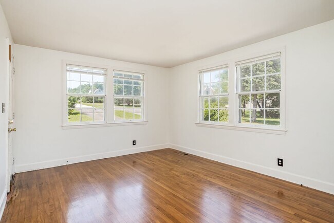 Building Photo - 2216-2218 Castleman Dr