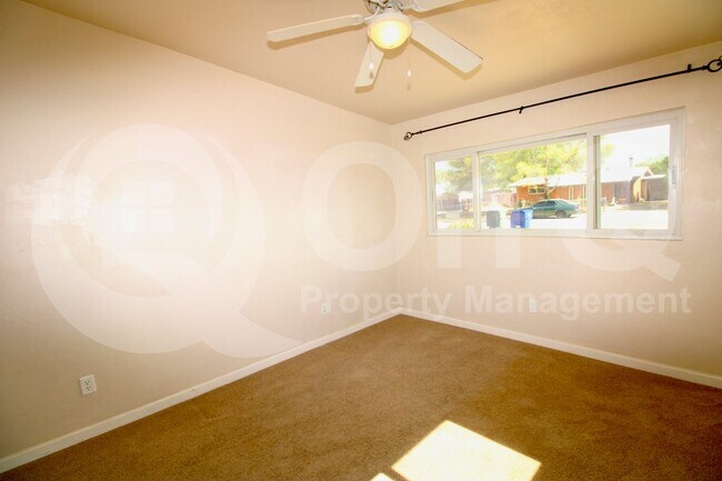 Building Photo - 4043 E Deseret Dr