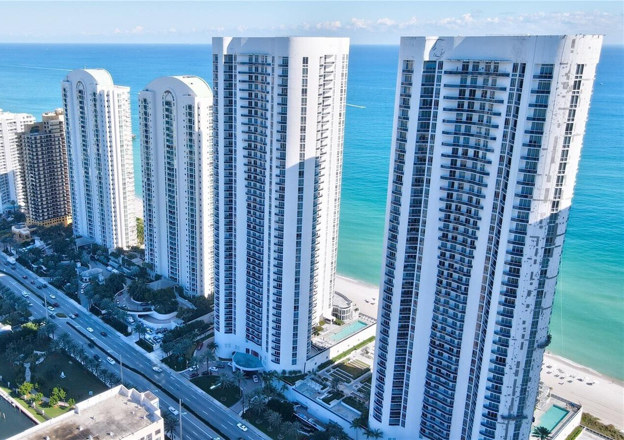 Building Photo - 16001 Collins Ave