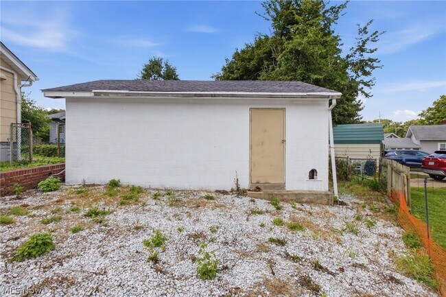 Building Photo - 975 Corwin Ave