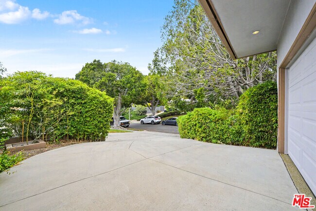 Building Photo - 9512 Duxbury Ln
