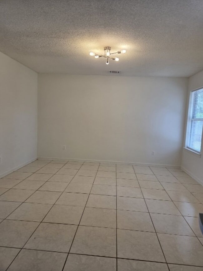 Building Photo - 945 Ruth Dr