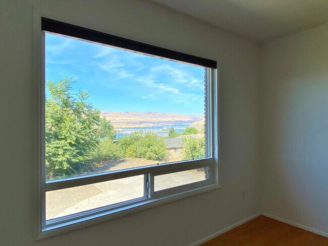 Building Photo - Home With Amazing River Views!