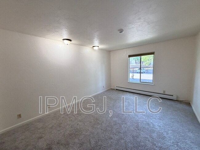 Building Photo - 3150 Lakeside Dr