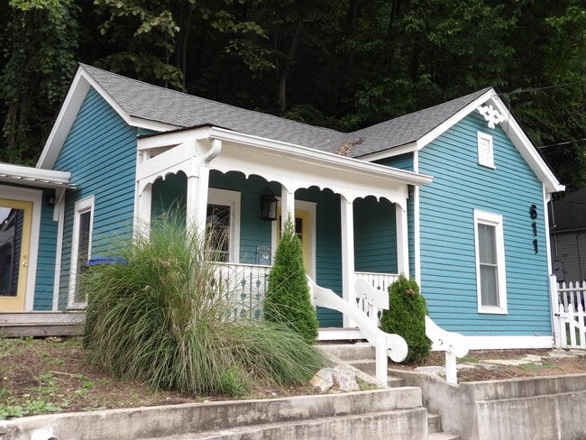 Building Photo - 611 Taylor Ave