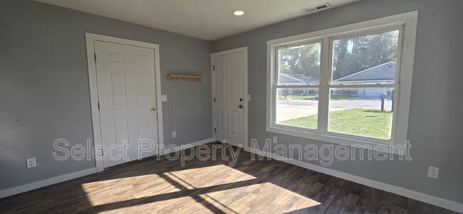 Building Photo - 4808 Tyrone Rd