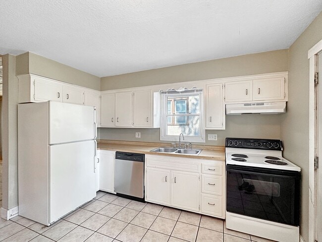 Building Photo - 1008 12th Ave SE