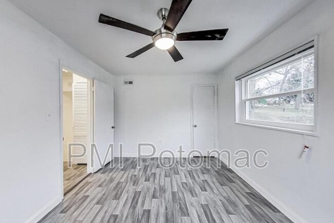 Building Photo - 7422 Parkwood St