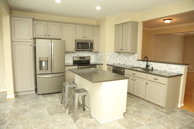 Building Photo - 4 Bedroom Townhouse on Abington Drive